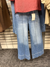 Load image into Gallery viewer, Cropped Wide Leg Pintuck Denim Jean